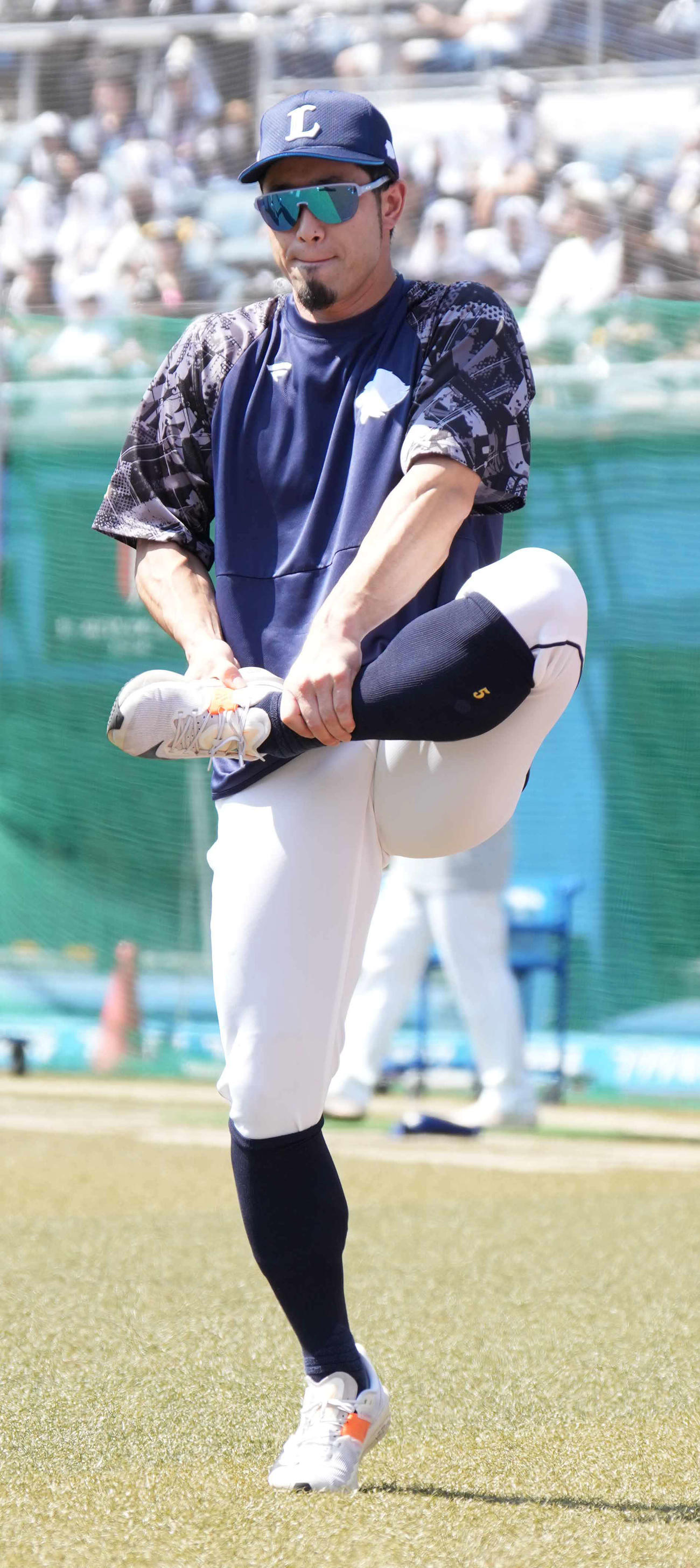 ロッテ対西武　試合前の練習に臨む西武外崎（撮影・小沢裕）