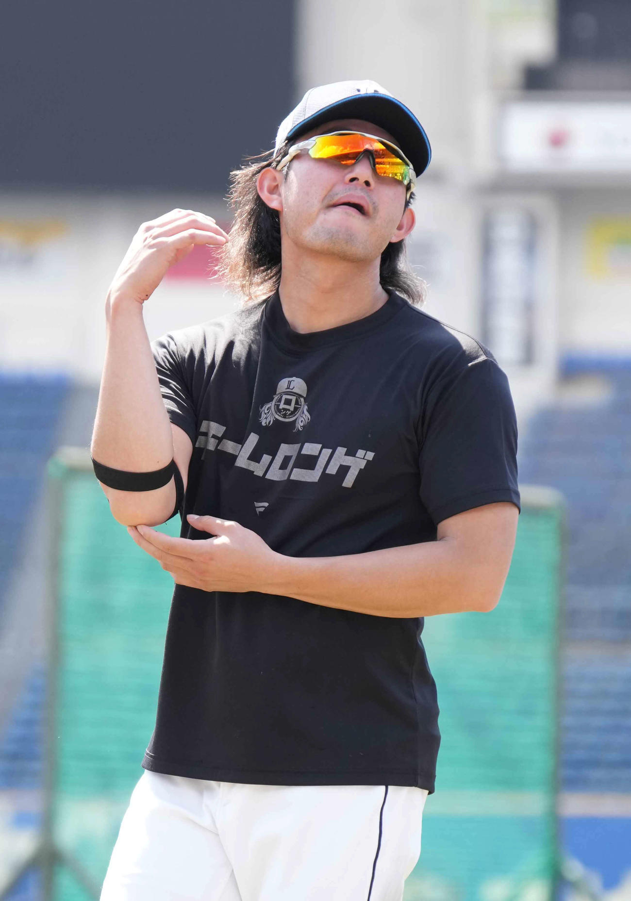 ロッテ対西武　「チームロンゲ」のシャツを着用し試合前の練習に臨む西武今井（撮影・小沢裕）