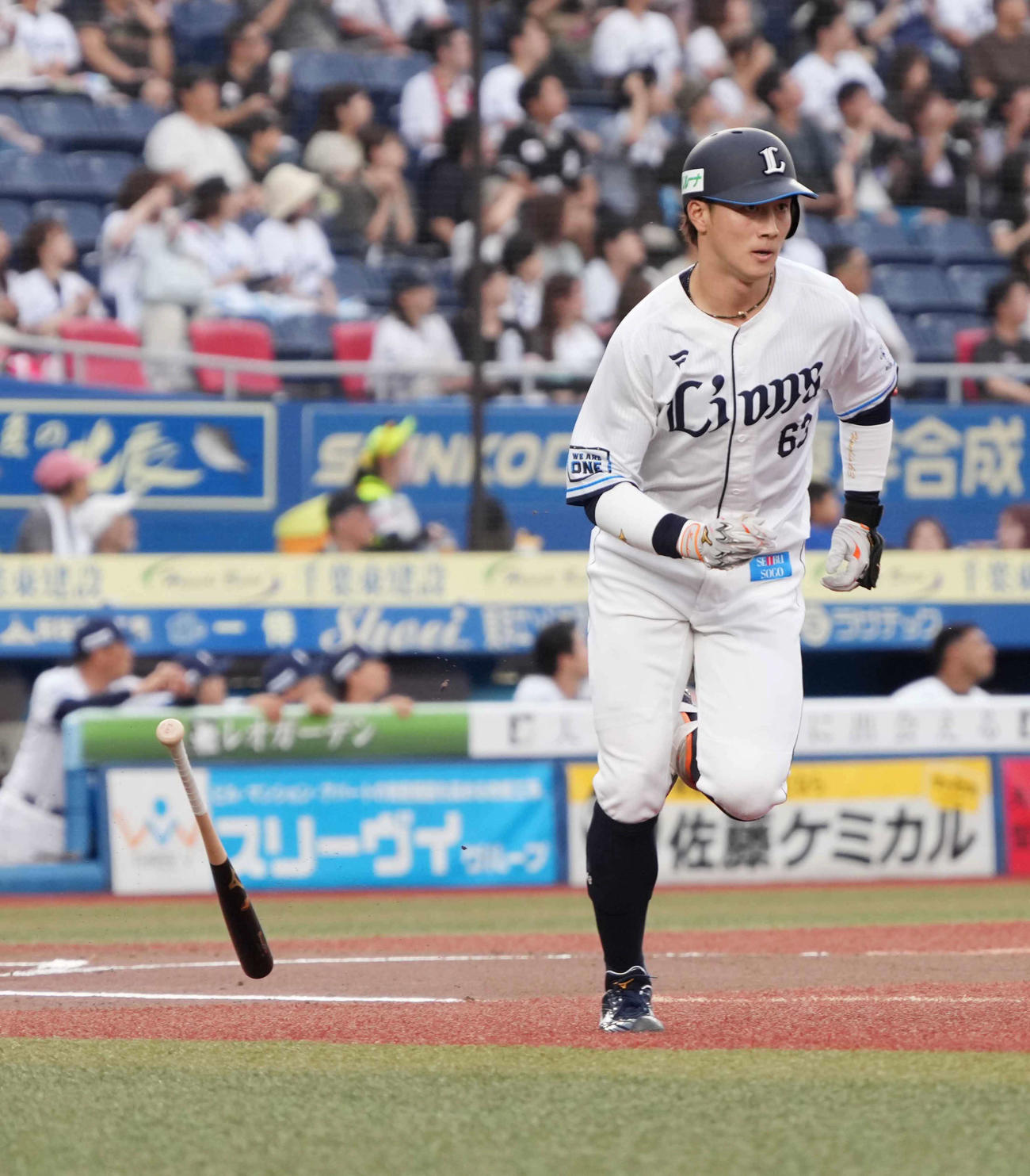 ロッテ対西武　1回表西武2死、長谷川は左越えに先制ソロ本塁打を放つ（撮影・小沢裕）