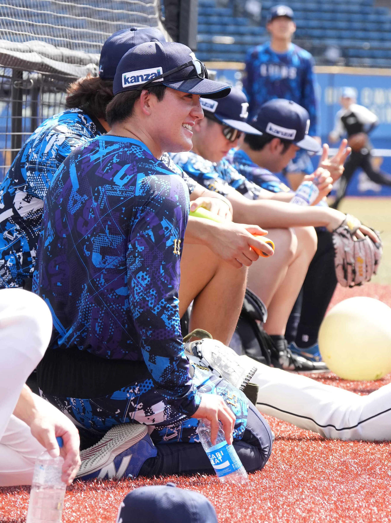 ロッテ対西武　試合前の練習に臨む西武与座（撮影・小沢裕）