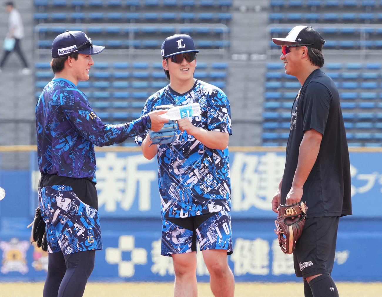 ロッテ対西武　試合前の練習で談笑する、左から西武与座、隅田、ロッテ愛斗（撮影・小沢裕）