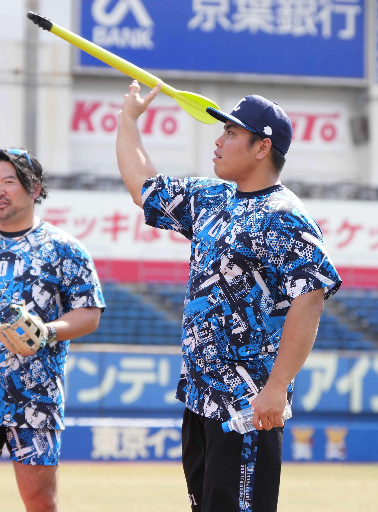 ロッテ対西武　試合前の練習に臨む西武平良（撮影・小沢裕）