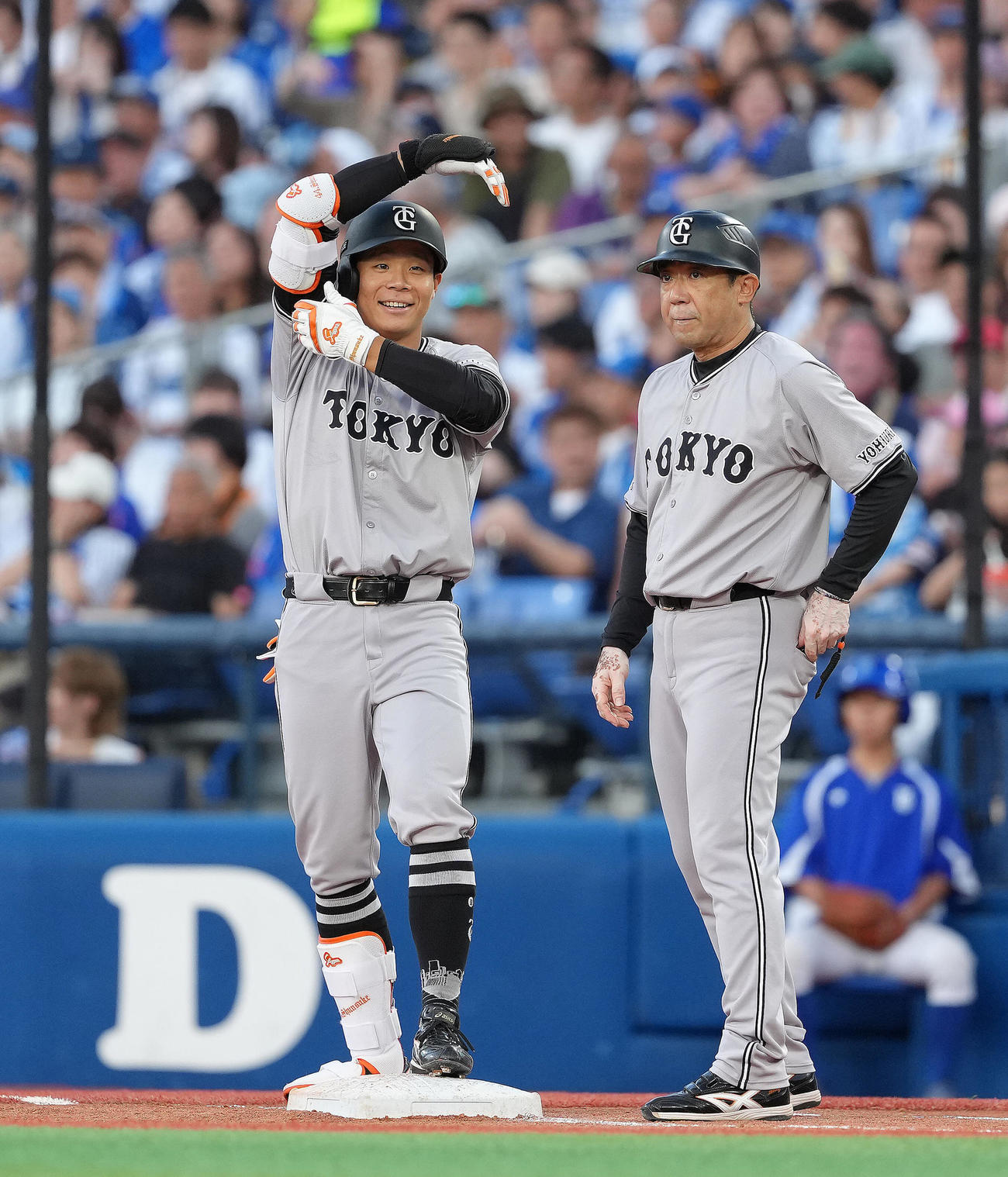 DeNA対巨人　2回表巨人2死一、三塁、佐々木は適時打を放ち喜ぶ（撮影・足立雅史）