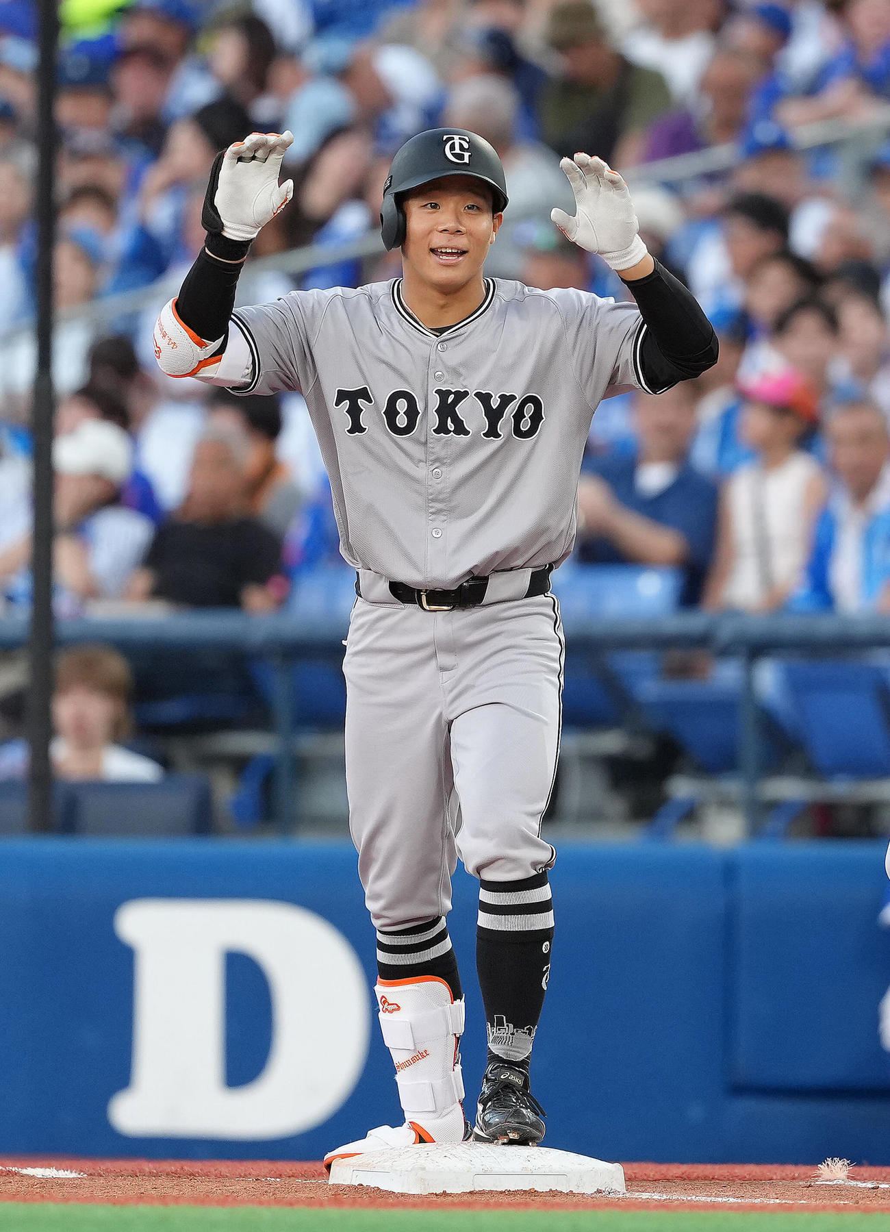 DeNA対巨人　2回表巨人2死一、三塁、佐々木は適時打を放ち喜ぶ（撮影・足立雅史）