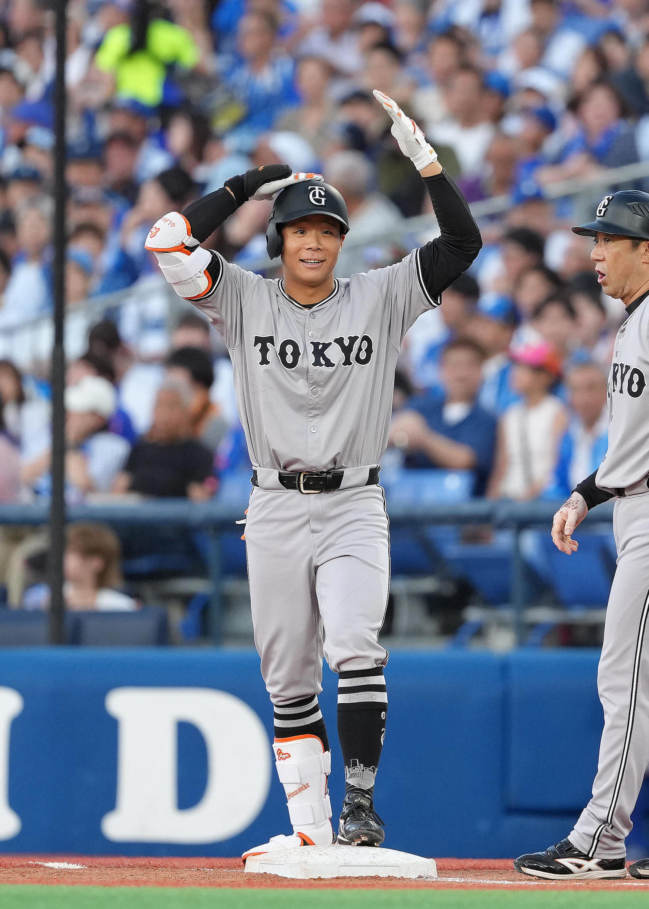 DeNA対巨人　2回表巨人2死一、三塁、佐々木は適時打を放ち喜ぶ（撮影・足立雅史）