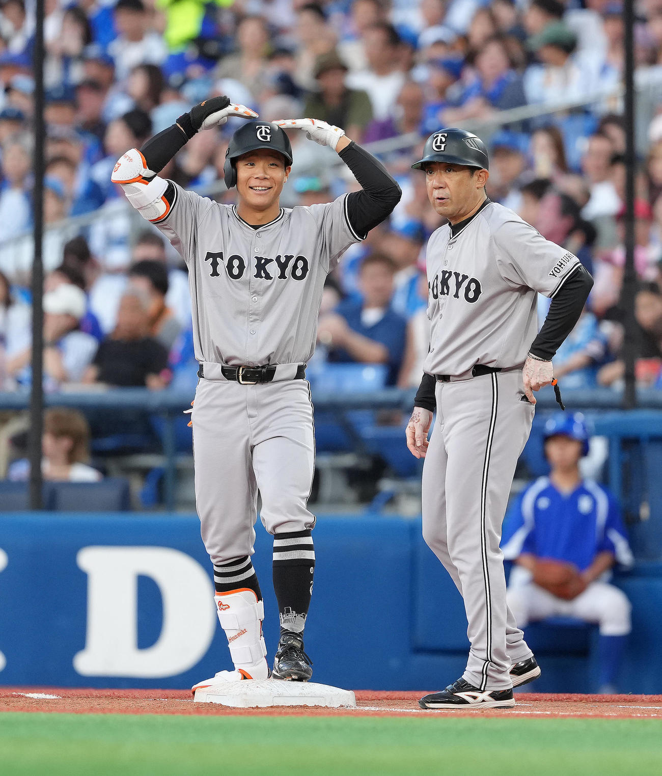 DeNA対巨人　2回表巨人2死一、三塁、佐々木は適時打を放ち喜ぶ（撮影・足立雅史）