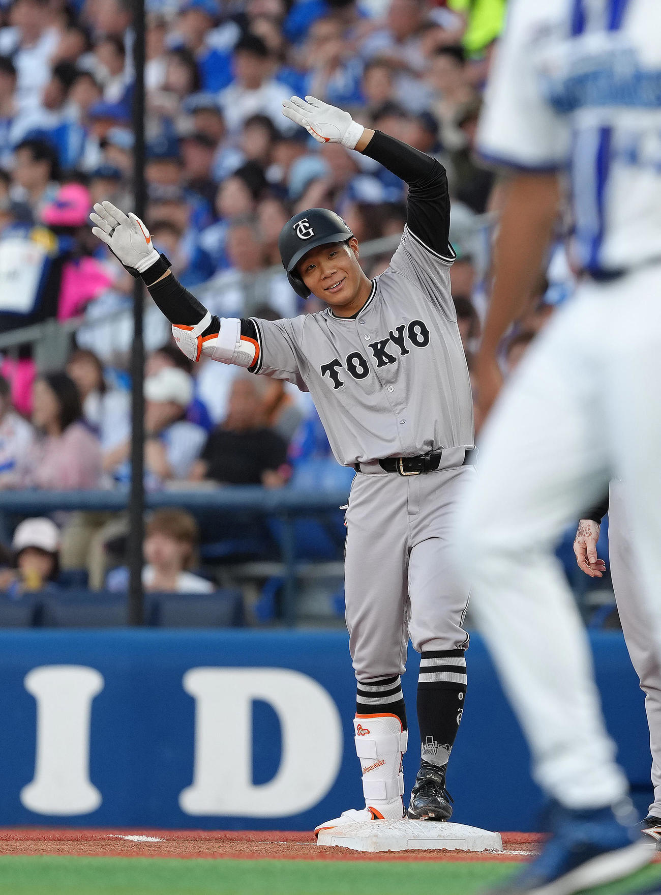 DeNA対巨人　2回表巨人2死一、三塁、佐々木は適時打を放ち喜ぶ（撮影・足立雅史）