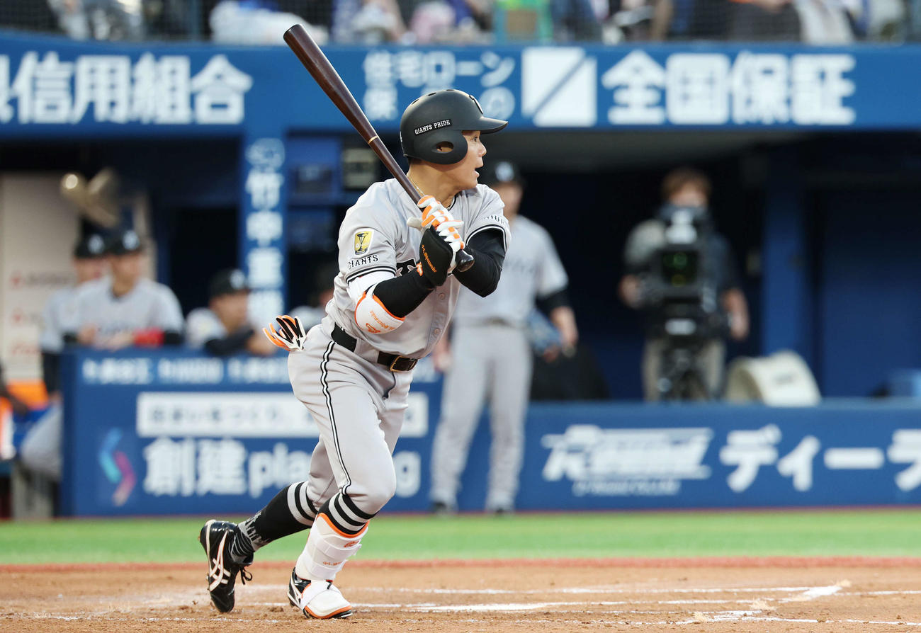 DeNA対巨人　2回表巨人2死一、三塁、適時打を放つ佐々木（撮影・宮地輝）
