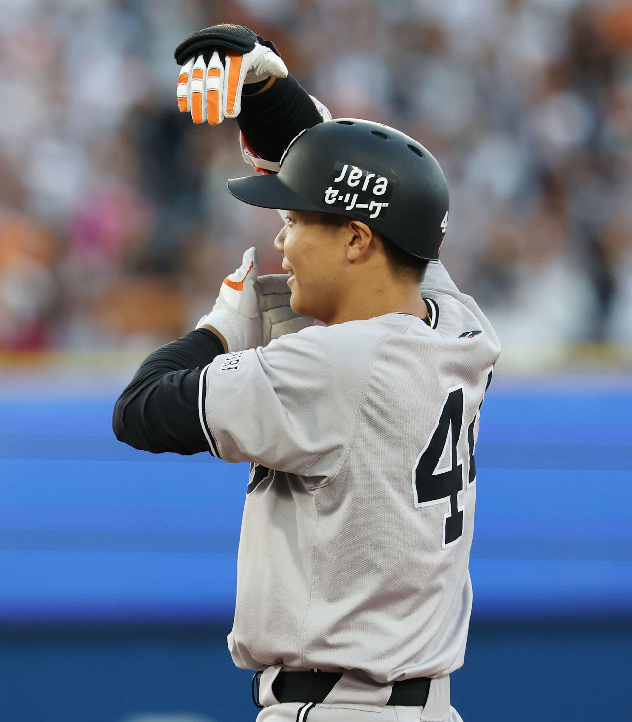 DeNA対巨人　2回表巨人2死一、三塁、適時打を放ちポーズをとる佐々木（撮影・宮地輝）