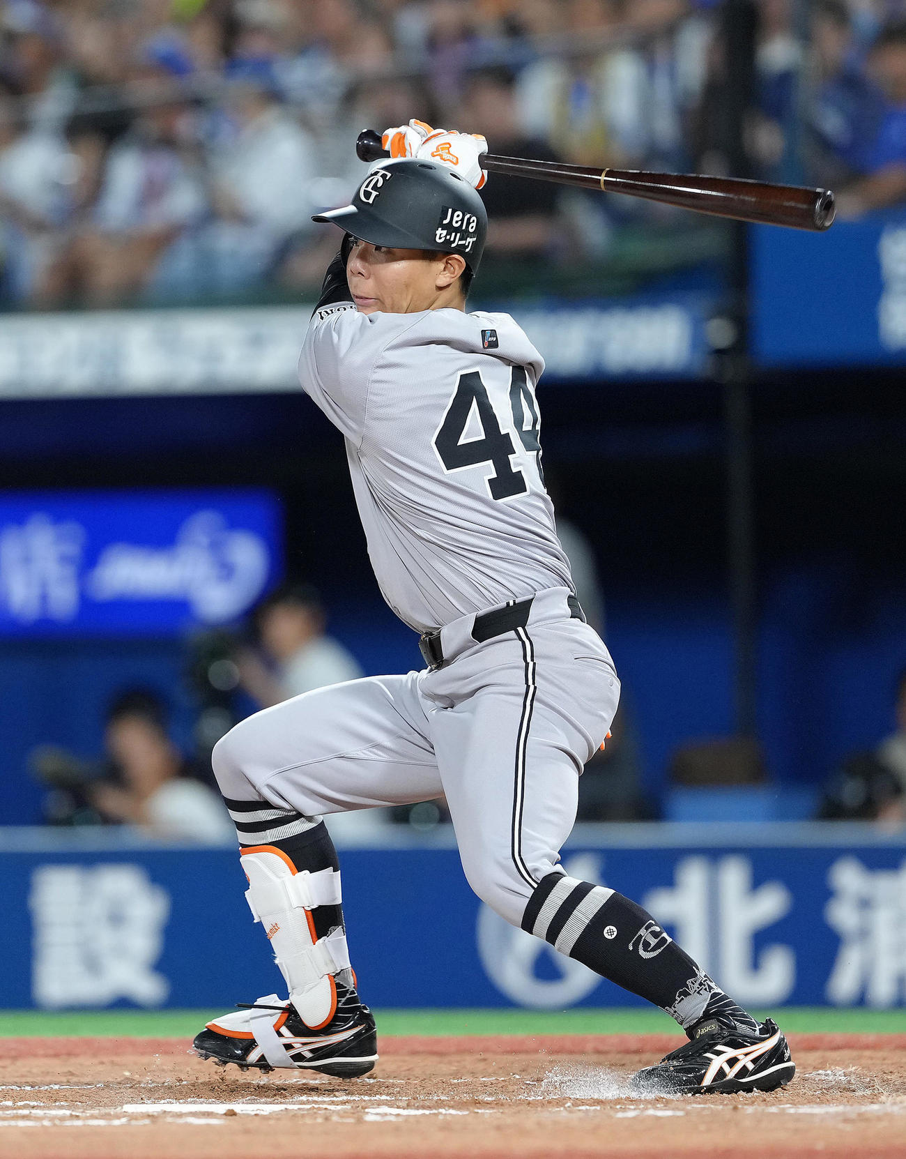 DeNA対巨人　7回表巨人1死、佐々木は左前打を放つ＝（撮影・足立雅史）