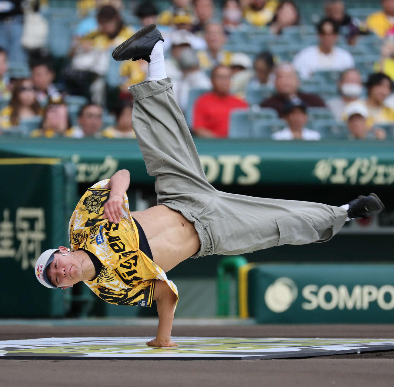 阪神対ヤクルト　ファーストピッチセレモニーで演技を披露したShigekixこと半井重幸（撮影・宮崎幸一)