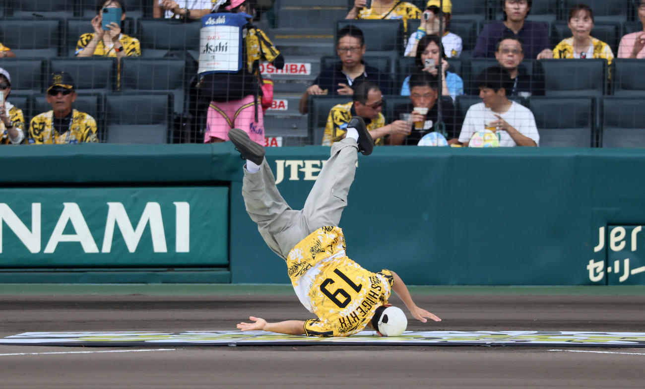 阪神対ヤクルト　試合前にパフォーマンス披露する半井重幸（Shigekix（シゲキックス）（撮影・加藤哉）