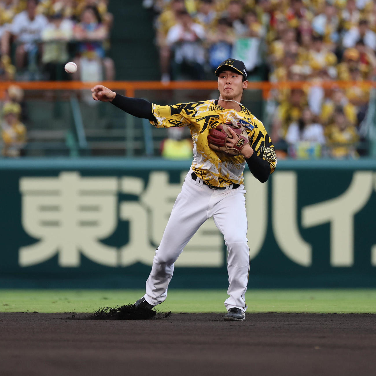 阪神対ヤクルト　1回表ヤクルト2死、小幡は内山の二遊間への打球で好守を見せ、遊ゴロとする（撮影・宮崎幸一)
