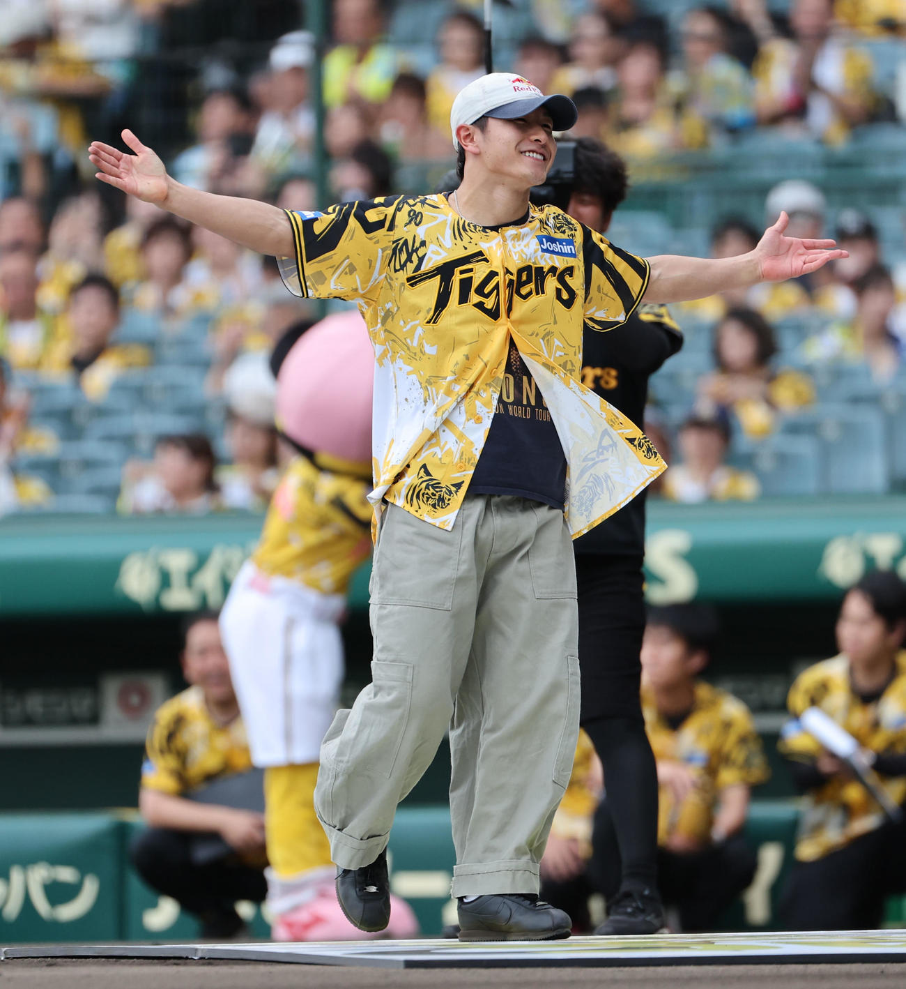 阪神対ヤクルト　ファーストピッチセレモニーに登場したShigekixこと半井重幸は投球前にパフォーアマンスを披露（撮影・西尾就之）
