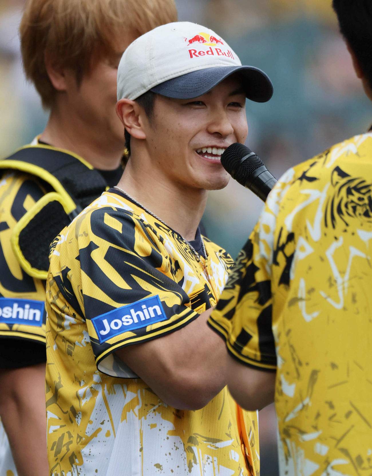 阪神対ヤクルト　ファーストピッチセレモニーを務めたShigekix（半井重幸）（撮影・宮崎幸一)