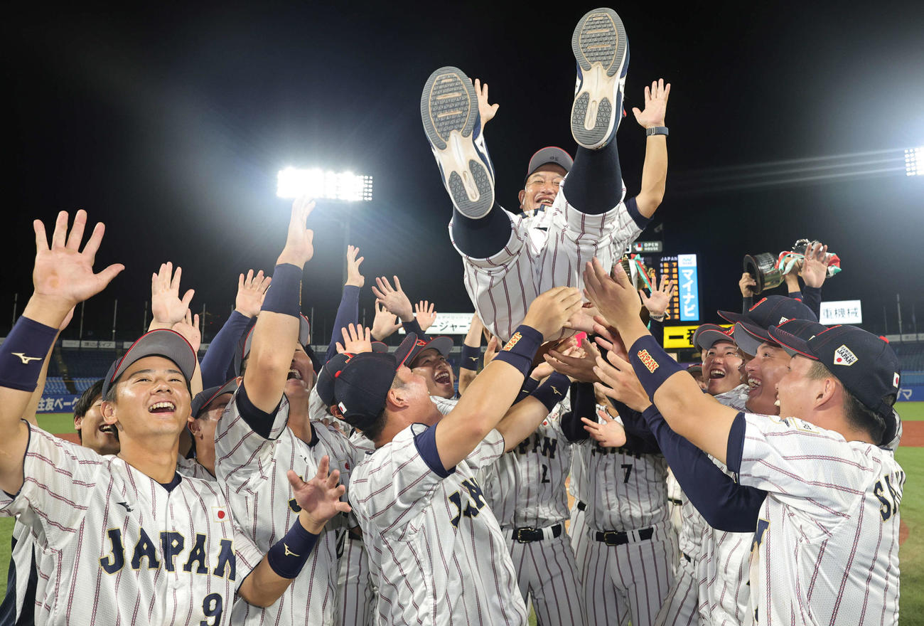 米国対日本　全勝優勝し胴上げされる日本・堀井監督（撮影・野上伸悟）
