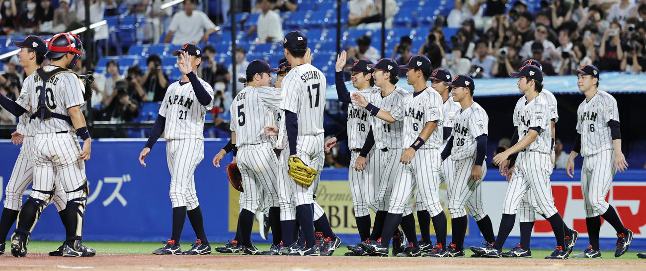 米国対日本　5戦全勝で優勝を飾り喜びあう日本の選手たち（撮影・野上伸悟）