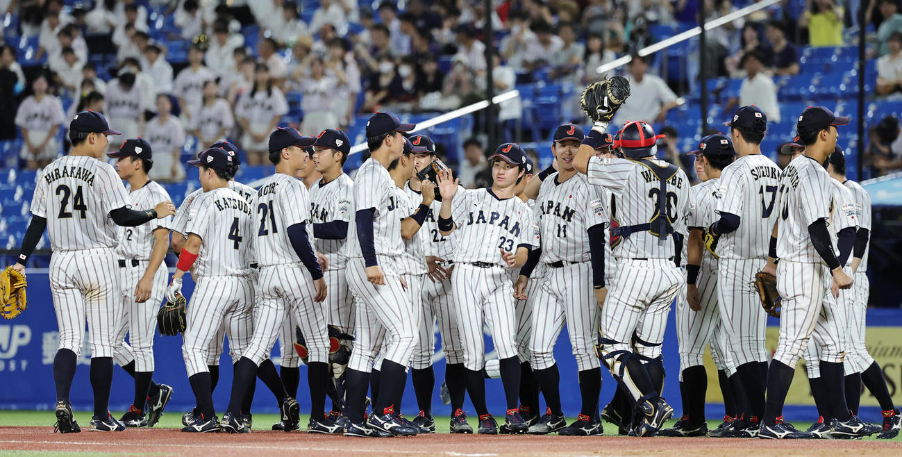 米国対日本　5戦全勝で優勝を飾り喜びあう日本の選手たち（撮影・野上伸悟）