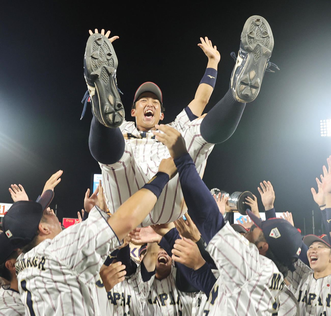 米国対日本　全勝優勝し胴上げされる日本・松下主将（撮影・野上伸悟）