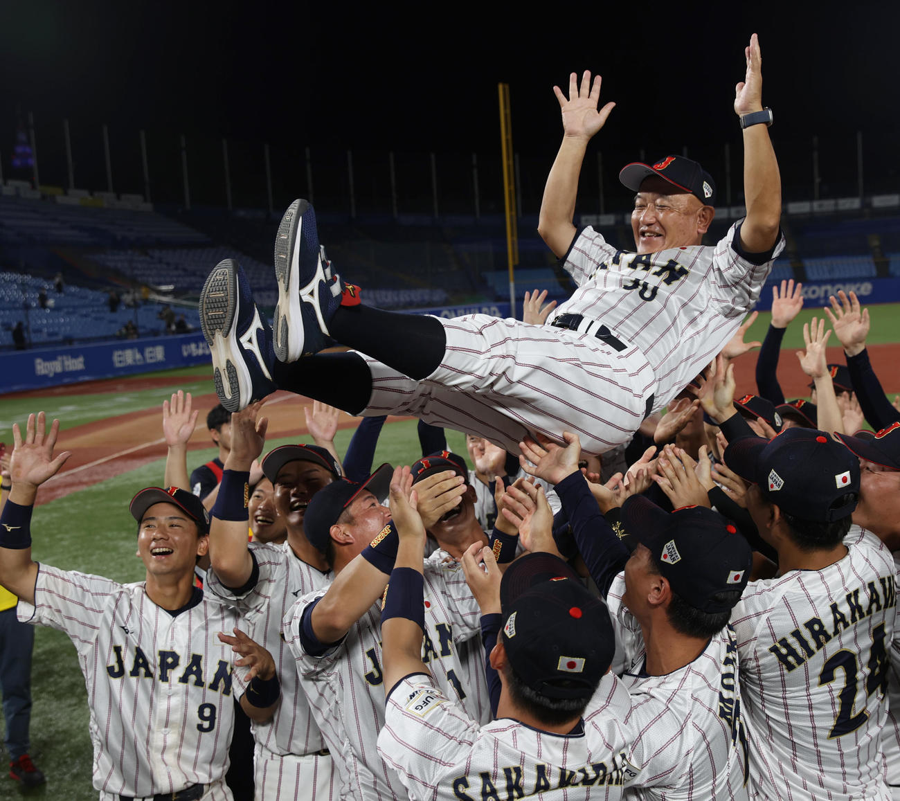 米国対日本　5連勝で3連覇の侍ジャパン大学代表の堀井監督はナインから胴上げされる（撮影・柴田隆二）