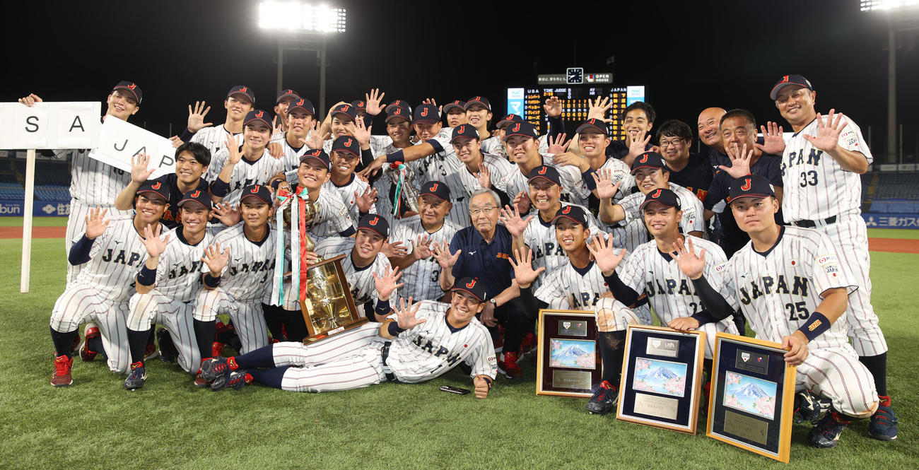 米国対日本　5連勝で3連覇の侍ジャパン大学代表は記念撮影に納まる（撮影・柴田隆二）