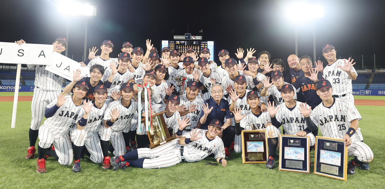 米国対日本　5戦全勝で優勝し5ポーズで喜ぶ日本の選手、スタッフ（撮影・野上伸悟）