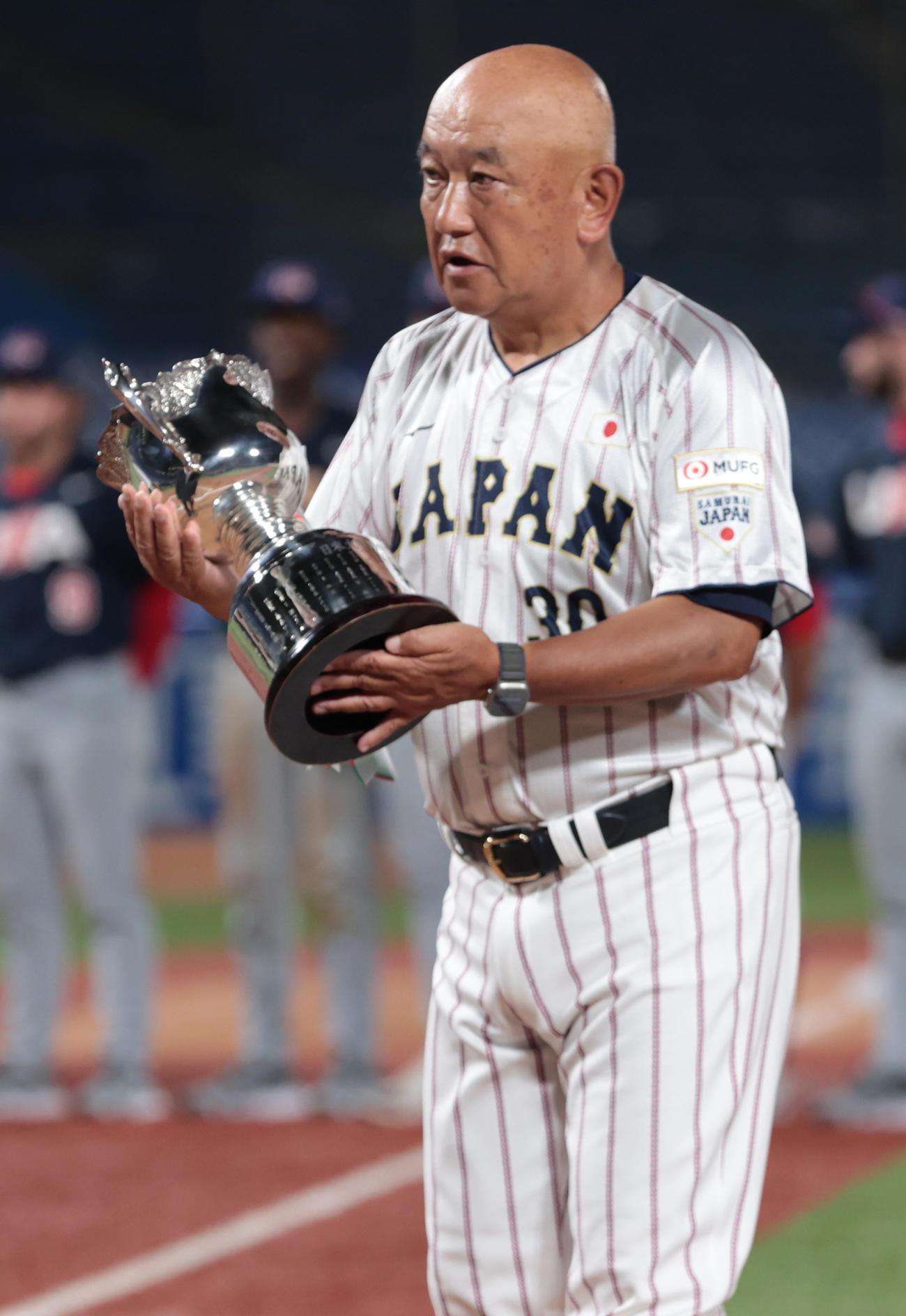 米国対日本　5連勝で3連覇の侍ジャパン大学代表の堀井監督は内閣総理大臣杯を受け取る（撮影・柴田隆二）