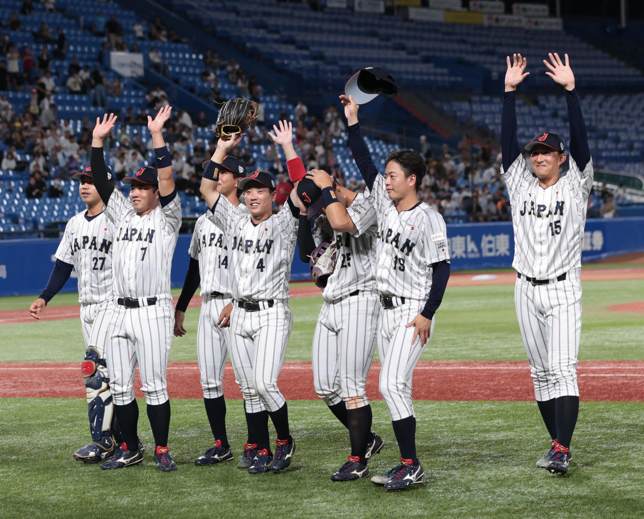 米国対日本　5連勝で3連覇の侍ジャパン大学代表は応援団に手を振る（撮影・柴田隆二）