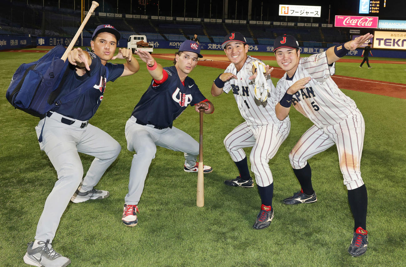 米国対日本　試合後に笑顔でポーズをとる、左から米国のレブ、チョロウスキー、日本・繁永、小田（撮影・野上伸悟）