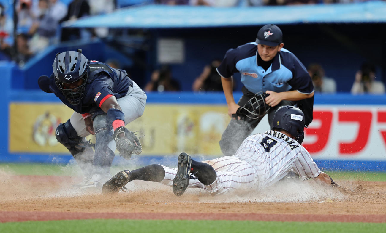 米国対日本　5回裏日本1死三塁、野選で生還する榊原（撮影・野上伸悟）