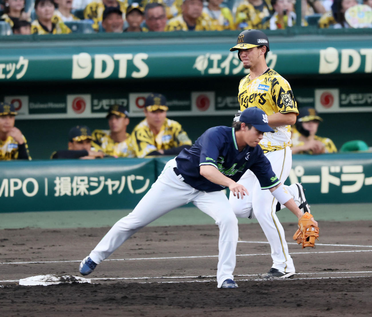 阪神対ヤクルト　3回裏阪神1死一塁、伊藤将は送りバント失敗で併殺となる。左は二塁手山田（撮影・加藤哉）