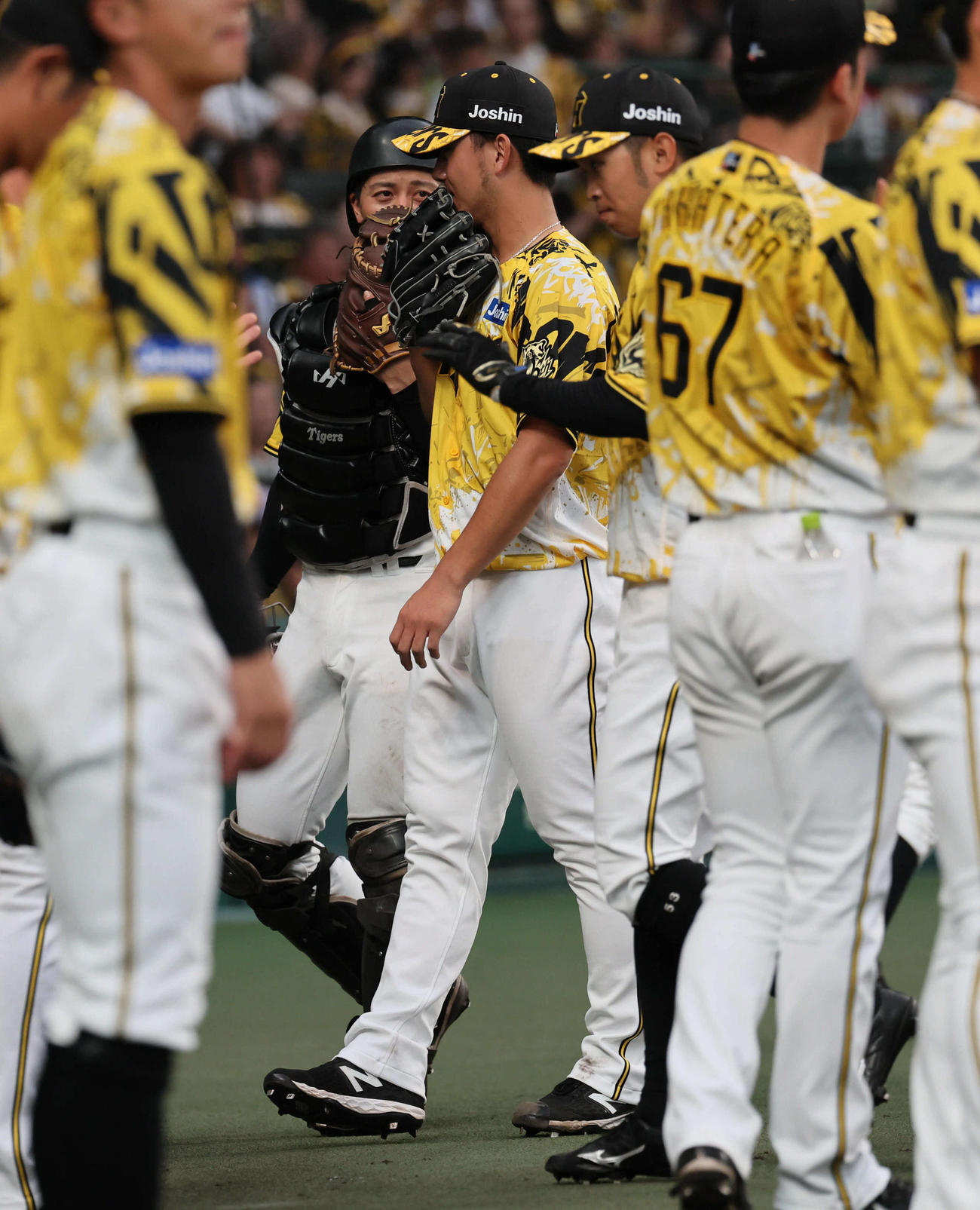 阪神対ヤクルト　4回表ヤクルト攻撃終了、伊藤将（中央右）と話ながらベンチに戻る坂本（撮影・宮崎幸一)