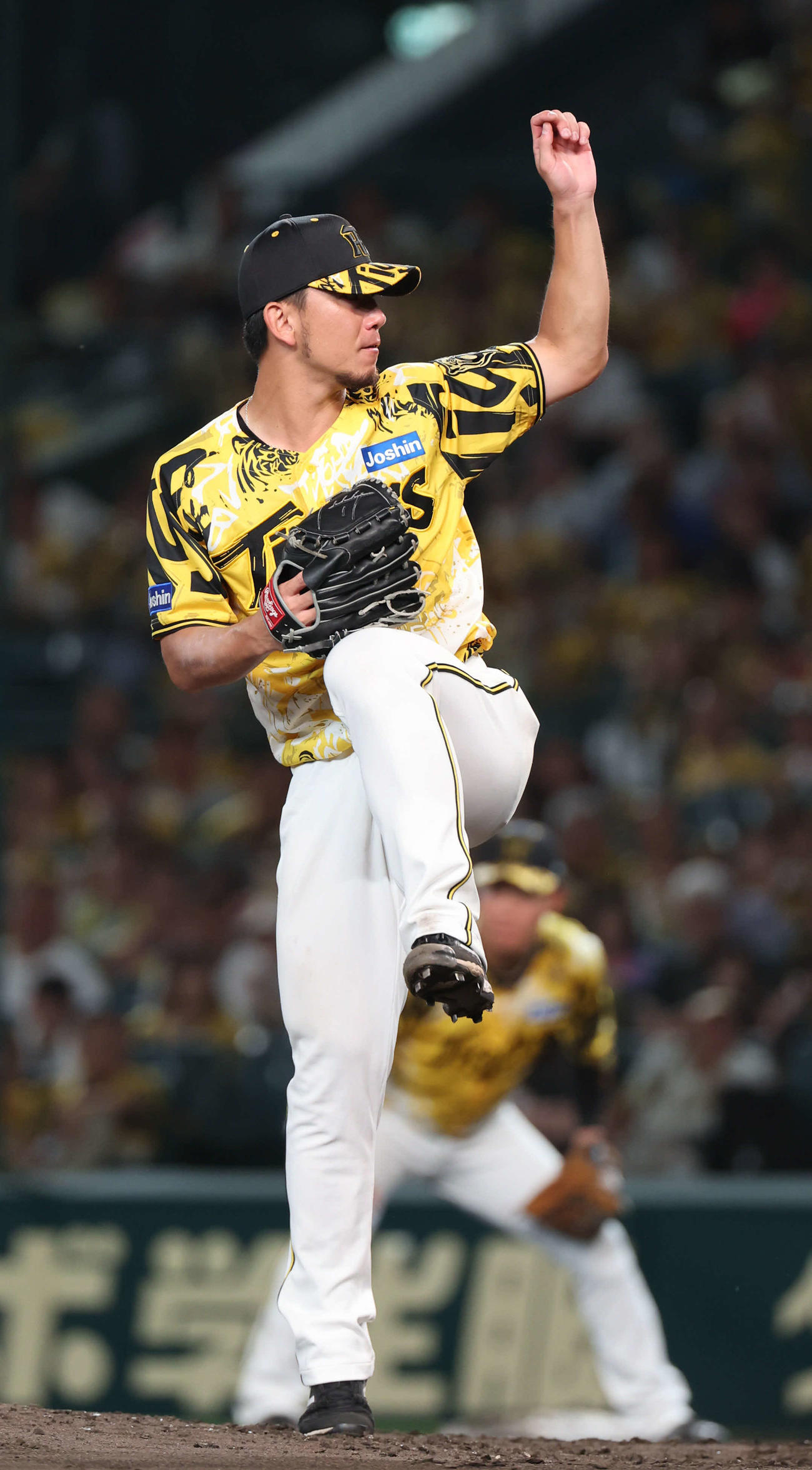 阪神対ヤクルト　力のこもった投球を見せる阪神先発の伊藤将（撮影・西尾就之）