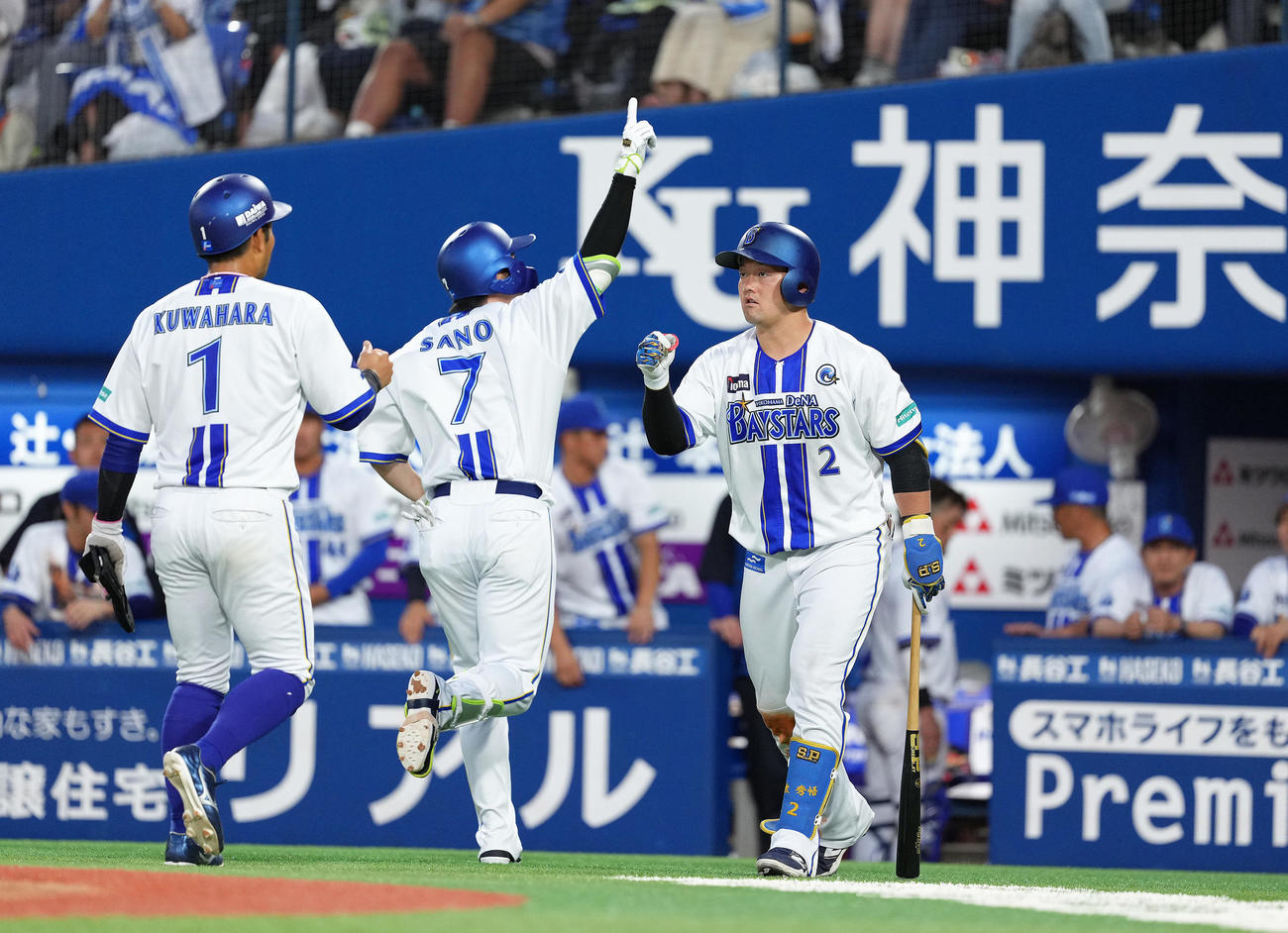 DeNA対巨人　3回裏DeNA2死一塁、佐野（中央）は2点本塁打を放ち牧（右）らとタッチを交わす（撮影・足立雅史）