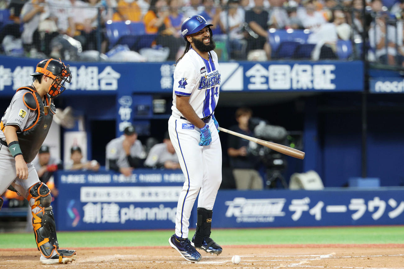 DeNA対巨人　3回裏DeNA無死、自打球を当てたジャクソン（撮影・宮地輝）