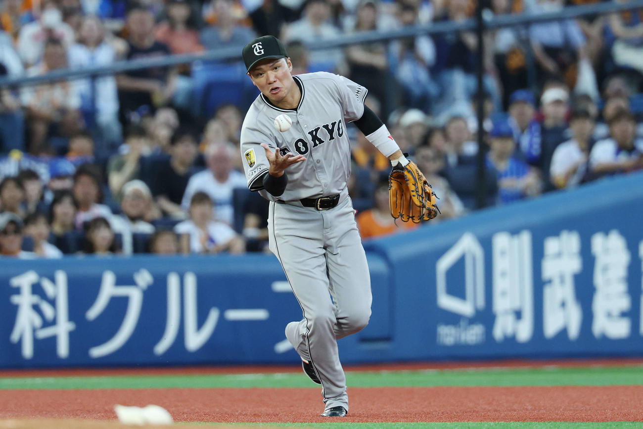 DeNA対巨人　2回裏DeNA無死一塁、失策し宮崎に出塁を許す坂本（撮影・宮地輝）