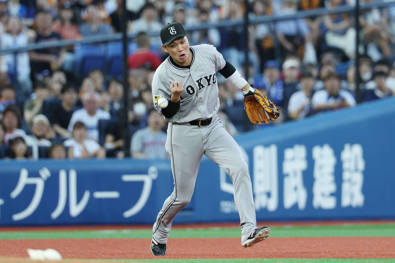 DeNA対巨人　2回裏DeNA無死一塁、失策し宮崎に出塁を許す坂本（撮影・宮地輝）