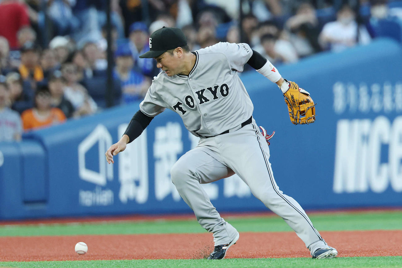 DeNA対巨人　2回裏DeNA無死一塁、失策し宮崎に出塁を許す坂本（撮影・宮地輝）