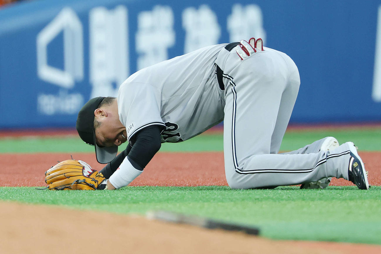 DeNA対巨人　2回裏DeNA無死一塁、失策し宮崎に出塁を許す坂本（撮影・宮地輝）
