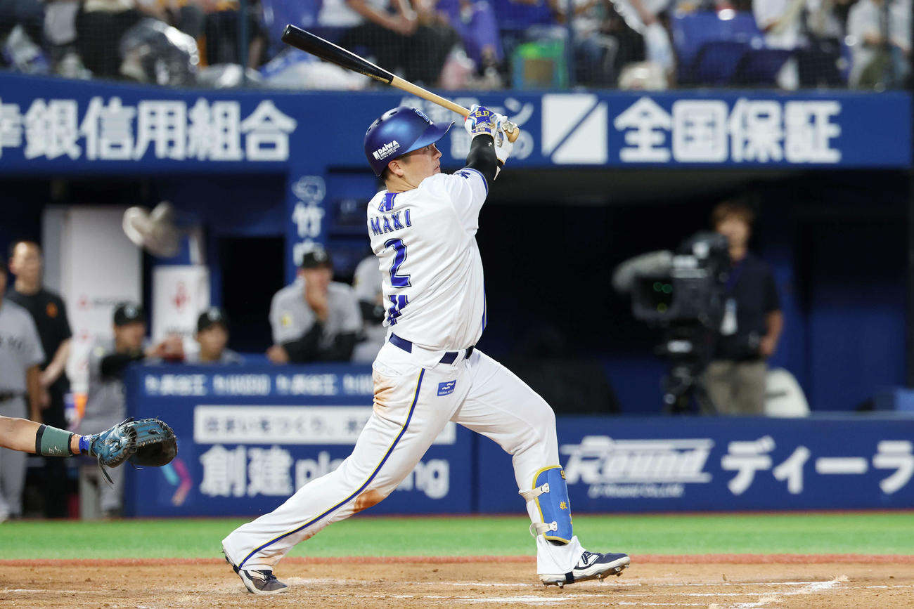 DeNA対巨人　3回裏DeNA2死、フェンス直撃の二塁打を放つ牧（撮影・宮地輝）