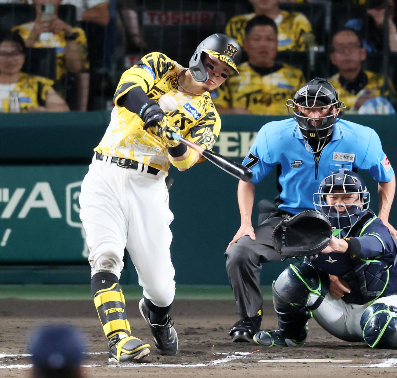 阪神対ヤクルト　6回裏阪神無死二塁、佐藤輝は右越え2点本塁打を放つ（撮影・加藤哉）