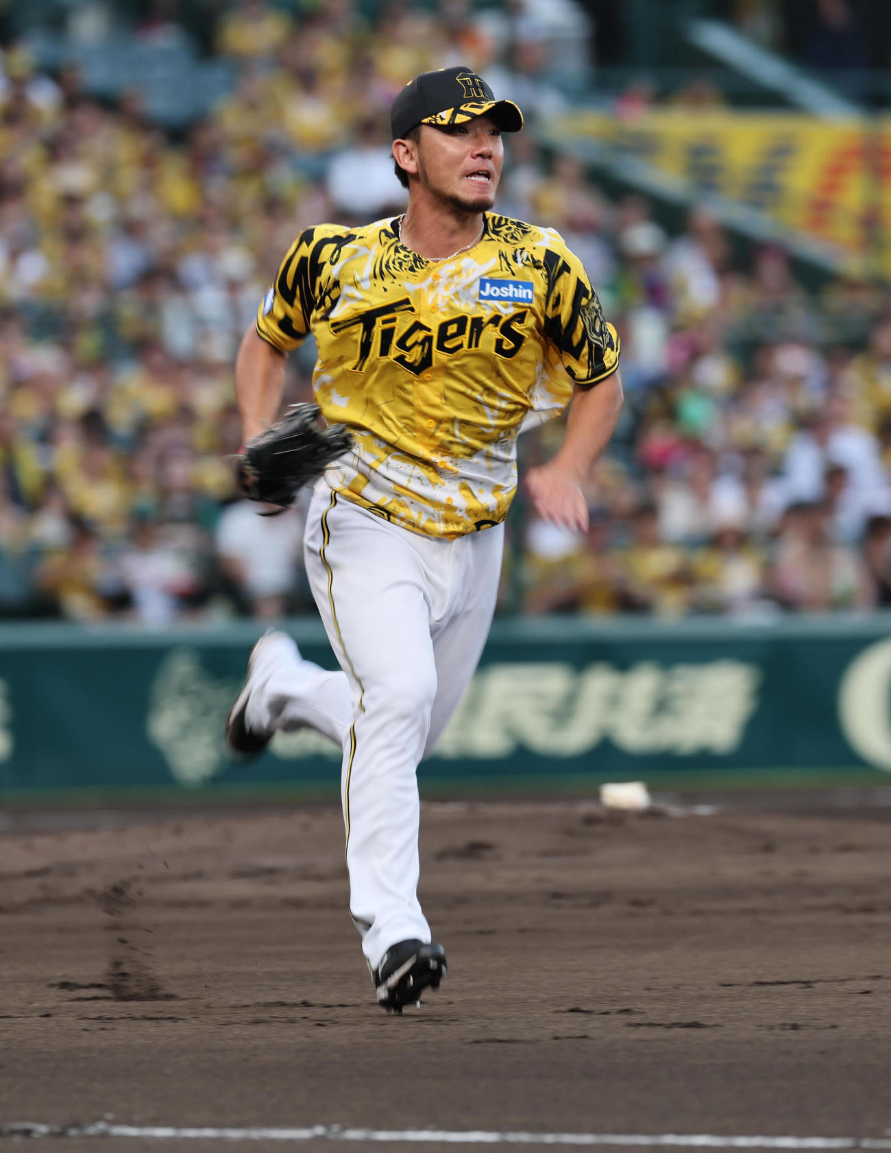 阪神対ヤクルト　2回表ヤクルト2死、伊藤将は増田の一ゴロのカバーにダッシュする（撮影・宮崎幸一)