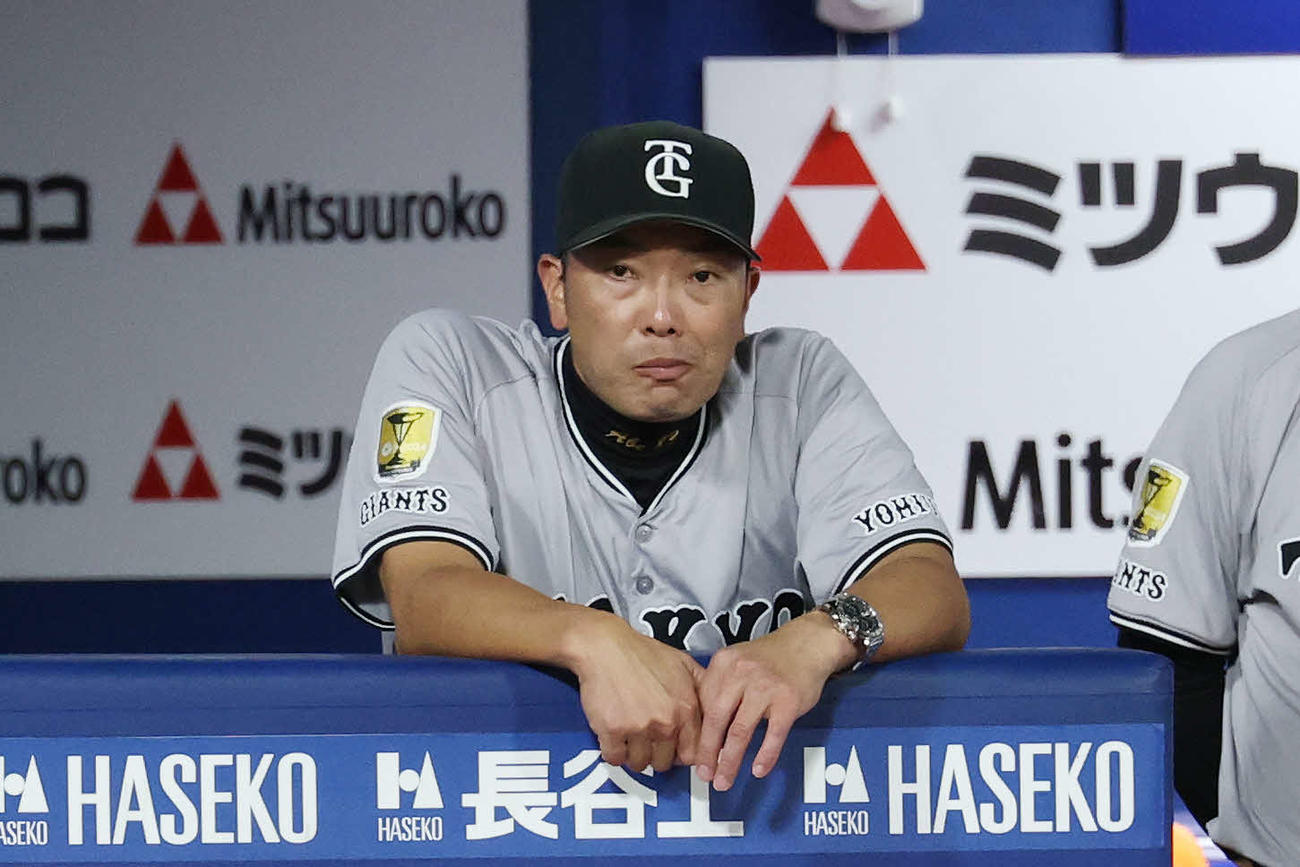 DeNA対巨人　ベンチで厳しい表情の巨人阿部監督（撮影・宮地輝）