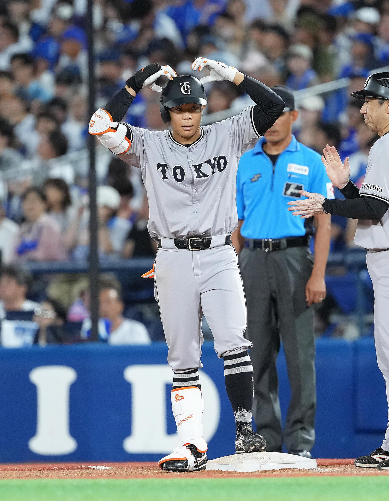 DeNA対巨人　7回表巨人1死、佐々木は左前打を放ち喜ぶ（撮影・足立雅史）