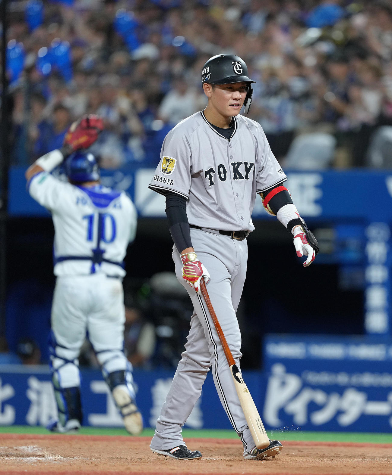 DeNA対巨人　7回表巨人2死一塁、坂本は見逃し三振に倒れ渋い顔を見せる（撮影・足立雅史）