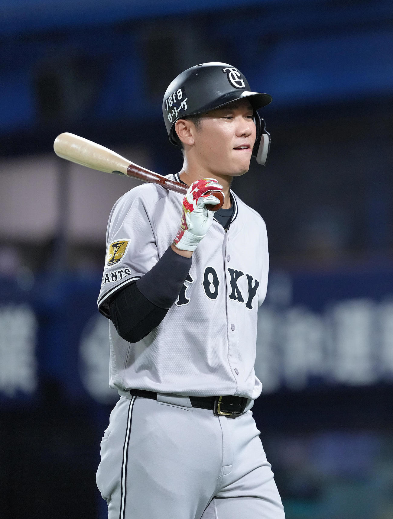 DeNA対巨人　7回表巨人2死一塁、坂本は見逃し三振に倒れ渋い顔を見せる（撮影・足立雅史）