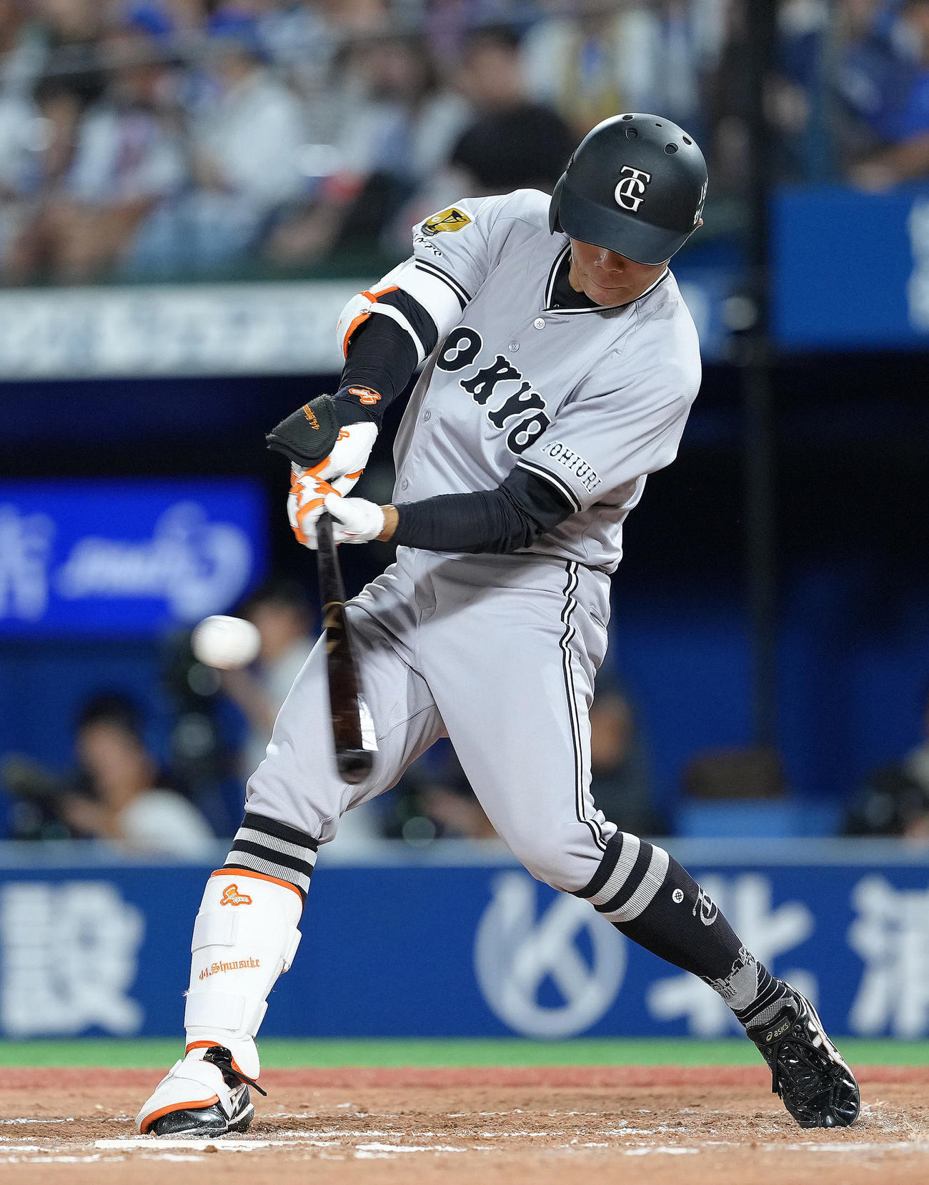 DeNA対巨人　7回表巨人1死、佐々木は左前打を放つ＝（撮影・足立雅史）