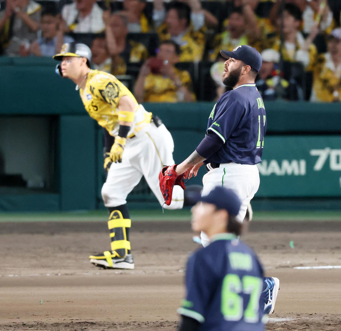 阪神対ヤクルト　6回裏阪神無死二塁、アビラは佐藤輝に右越え2点本塁打を浴びる（撮影・加藤哉）