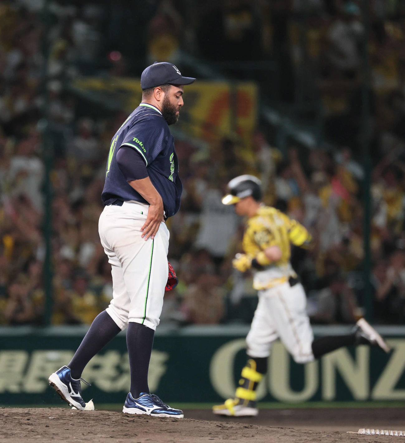 阪神対ヤクルト　6回裏阪神無死二塁、アビラは佐藤輝に右越え先制2点本塁打を浴びる（撮影・宮崎幸一)