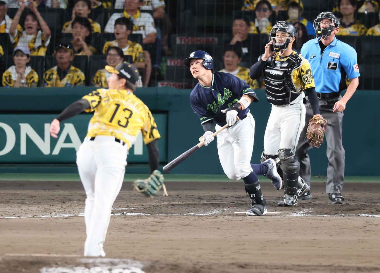阪神対ヤクルト　9回表ヤクルト1死二、三塁、増田は右飛を打ち上げ本塁併殺で試合終了となる。投手岩崎（撮影・加藤哉）